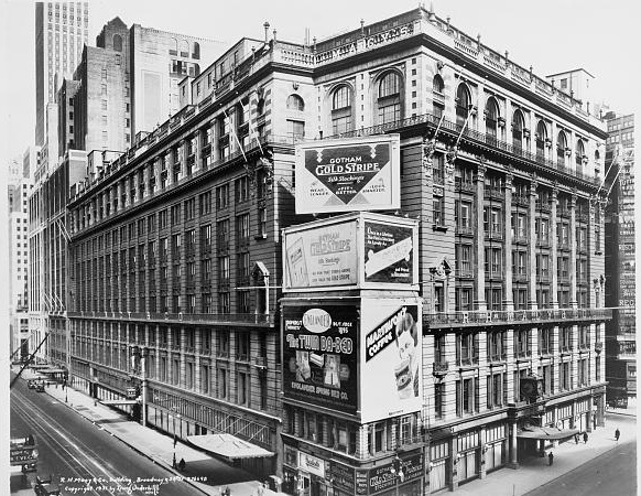 1934-Macy’s-on-34-st-covered-in-billboards-Manhattan-NYC-Vintage-NYC-photography-Untapped-cities-Sabrina-romano